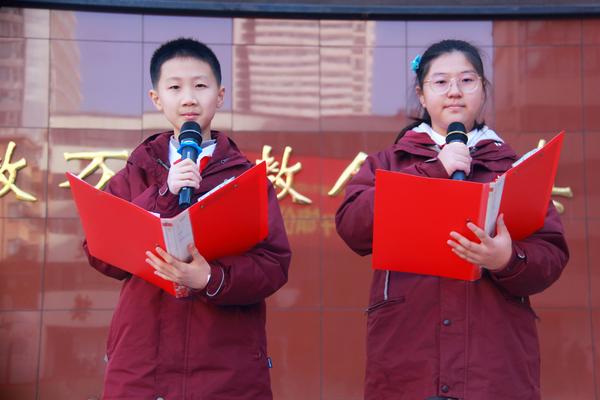 演讲卢禹冰、闫皓然 演讲卢禹冰、闫皓然